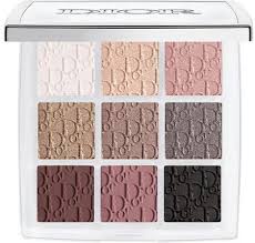 Dior – 002 Smoky Essentials is a cool-toned neutral eyeshadow palette, ideal for neutral & cool olive skin.